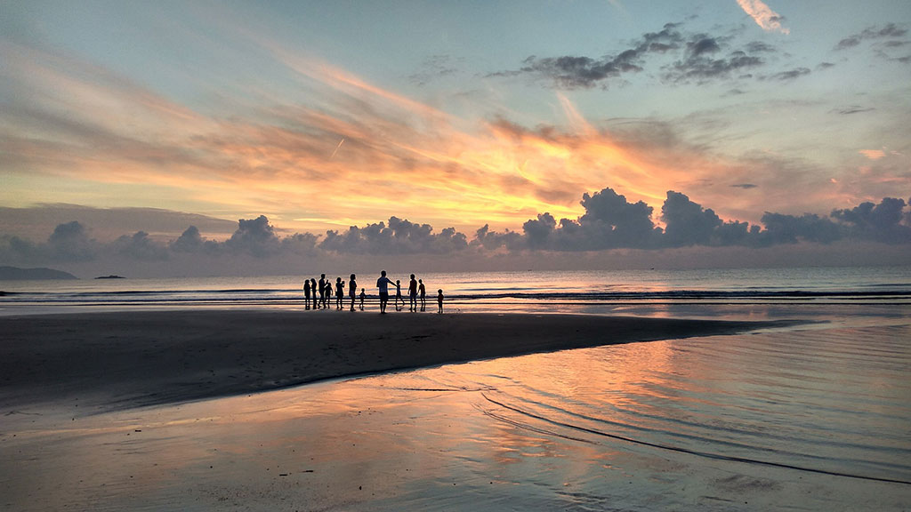 Détection en famille sur la plage